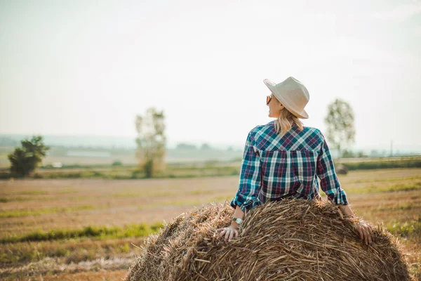 Kvinna Hatt Sitter Runda Balar Fältet Njuter Bra Väder Vackert — Stockfoto