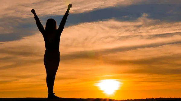 Silueta Mujer Con Los Brazos Levantados Concepto Alegría Felicidad Sobre Imagen de stock