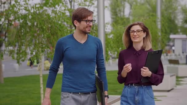 Man Vrouw Lopen Buiten Zaken Praten Concept Tussen Partners Man — Stockvideo