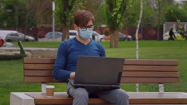 Mladý Profesionální Svobodný Muž Chirurgickou Obličejovou Maskou Pracuje Laptopu Chytré — Stock video