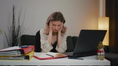 Dizüstü bilgisayar işinden bunalmış yorgun bir kadının şiddetli baş ağrısı var. Şakaklarına masaj yaparken ara veriyor, yorgun ve kendini iyi hissetmiyor ama konsantre olmaya çalışıyor. Migreni olan çok çalışan bir kadın..