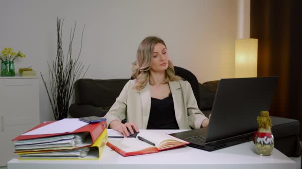Portrét Velmi Cílevědomé Podnikatelky Pracující Notebooku Domácí Kanceláři Blond Vlasy — Stock video