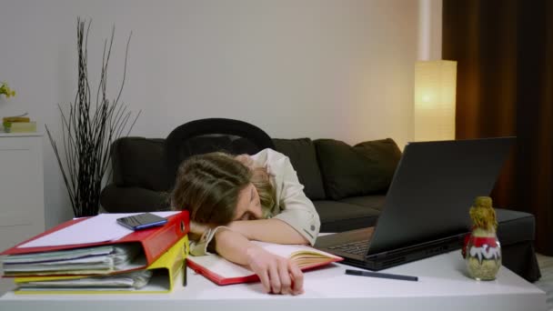 Cansado Estressado Excesso Trabalho Mulher Negócios Caucasiana Adormecendo Mesa Sentado — Vídeo de Stock