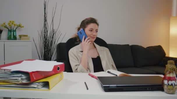 Portret Kobiety Biznesu Rozmawia Entuzjastycznie Przez Telefon Biurze Zakończeniu Pracy — Wideo stockowe