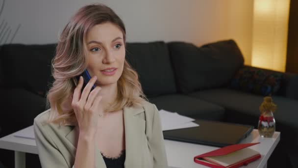 Mujer Guapa Rubia Tener Una Conversación Telefónica Importante Cara Emocional — Vídeo de stock