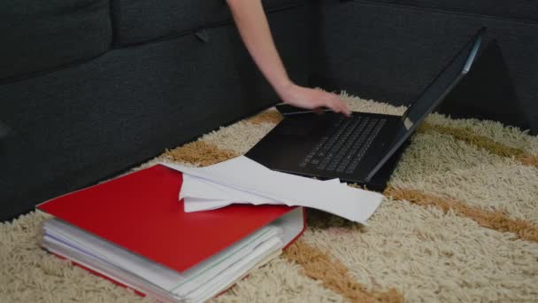 Laptop Sala Estar Chão Tapete Com Muitos Documentos Trabalho Estudo — Vídeo de Stock