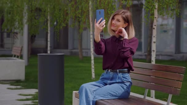 Mooie Vrouw Die Selfie Foto Smartphone Park Stad Outdoor Vrolijke — Stockvideo