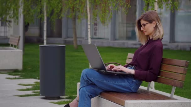 Jovem Mulher Negócios Bonita Trabalha Laptop Livre Sentado Banco Parque — Vídeo de Stock