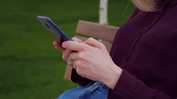 Girl Lady Manos Usando Teléfono Móvil Mensajes Texto Chat Parque — Vídeo de stock