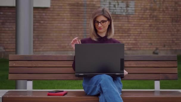 Zadowolona Kobieta Siedzi Ławce Park Osiągnąć Zakończyć Pracę Laptopie Relaks — Wideo stockowe