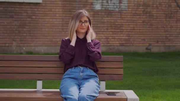 Kopfschmerzen Ungesunde Besorgte Studentin Fühlt Sich Parkstadt Schlecht Raus Aus — Stockvideo