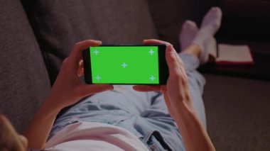 Kapatın. Chromakey Mockup. Genç bir kadının elindeki akıllı telefon.