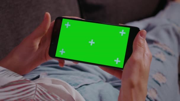 Sluit Maar Chromakey Mockup Vrouw Thuis Ontspannen Lezen Smartphone Met — Stockvideo