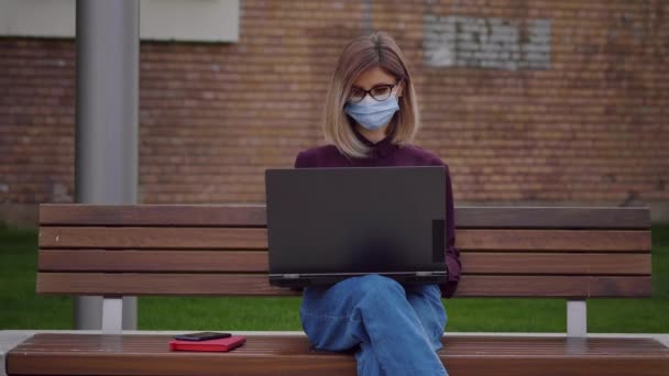 Mujer Negocios Con Máscara Médica Trabajando Con Portátil Aire Libre — Vídeos de Stock