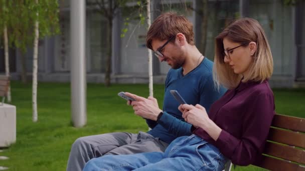 Jonge Paar Vrienden Met Behulp Van Smartphones Outdoor Park Man — Stockvideo