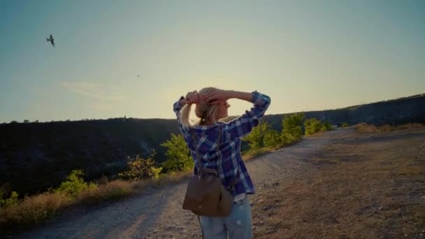 Mooie Jonge Vrouw Wandelen Dansen Gelukkig Natuur Bij Zonsondergang Gouden — Stockvideo