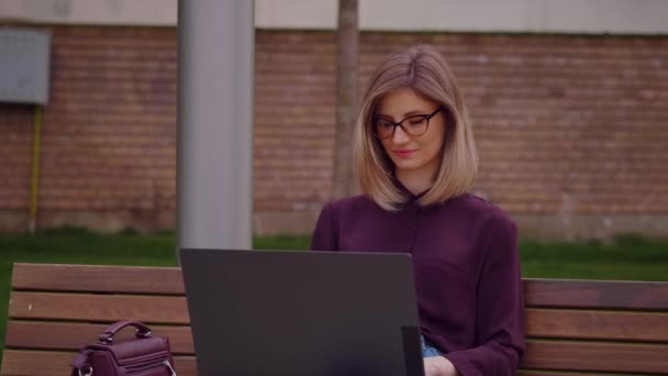 Diapositiva Ver Mujer Negocios Retrato Escribiendo Trabajando Ordenador Portátil Mirando — Vídeos de Stock