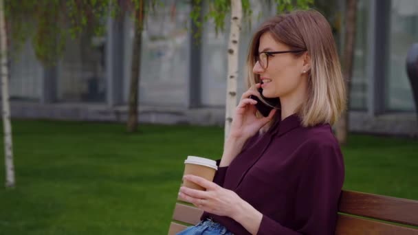 Close up Business Woman portrét mluví na mobilním telefonu a drží šálek kávy Portrét dospělé dívky mluvící na smartphone venkovní na městské ulici park Káva obchodní přestávka.