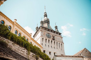 Transilvanya 'nın ünlü ortaçağ kasabası Romanya' nın Sighisoara 'daki saat kulesi