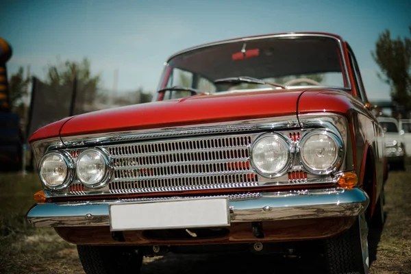 Närbild Strålkastare Röd Vintage Bil — Stockfoto