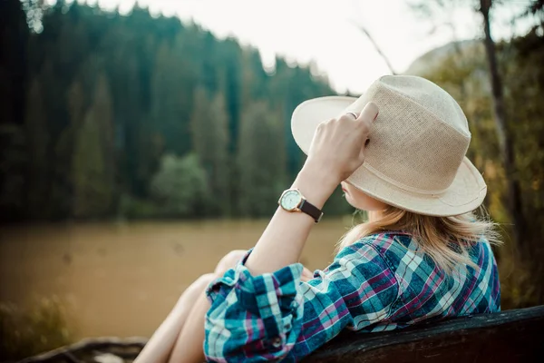 Pandangan Belakang Seorang Wanita Muda Dengan Kemeja Dan Topi Denim — Stok Foto