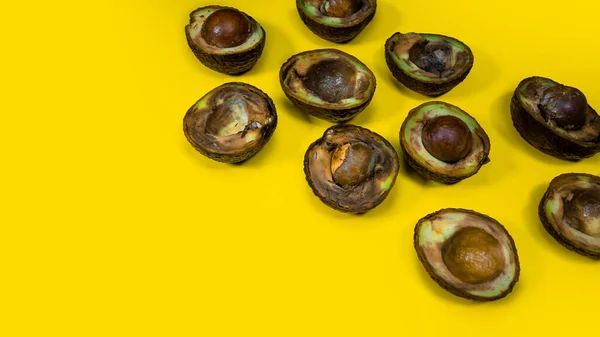 Yaratıcı kompozisyon sarı arka planda birçok Kötü Avokado. Acımasız Gıda Konsepti. Boşluğu kopyala.