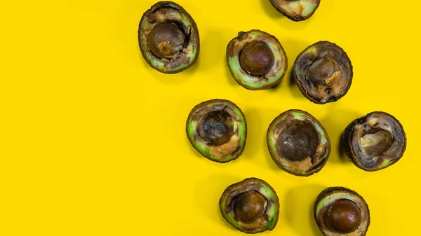 Sarı arka planda bir sürü Kötü Avokado var. Kötü Gıda Avocado 'sunun yaratıcı bileşimi. Uzayı sarıya kopyala.