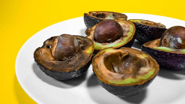 Avokado yarı meyve, çiğ vegan, sağlıksız yemek..