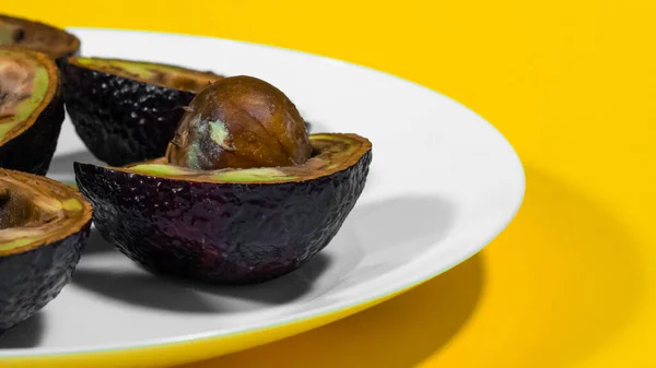 Boşluk Sarı Arkaplan Kötü Avokado Plakasını Kopyala.
