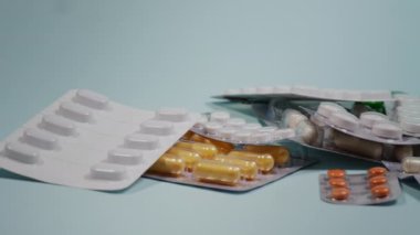 Mavi Arkaplanda İlaç Hapları.