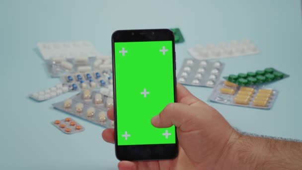 Крупный План Человек Руки Удары Смартфоне Зеленый Экран Медицинские Таблетки — стоковое видео