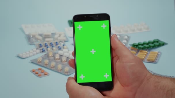 Close Mano Uomo Utilizzando Smart Phone Schermo Verde Pillole Mediche — Video Stock