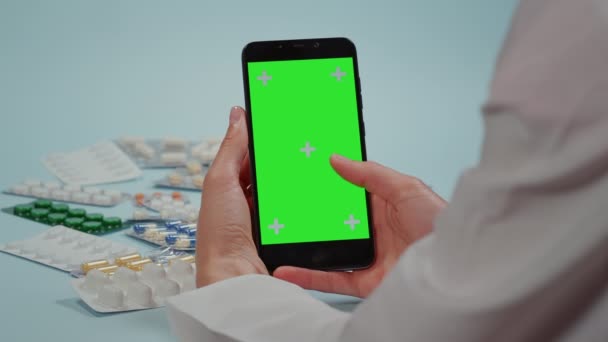 Zamknij Się Lekarz Macha Ręką Smartfonie Zielony Ekran Tabletki Medyczne — Wideo stockowe