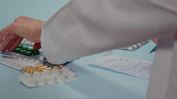 Close Handen Arts Pillen Tabletten Het Schrijven Van Recept Gezondheidszorg — Stockvideo