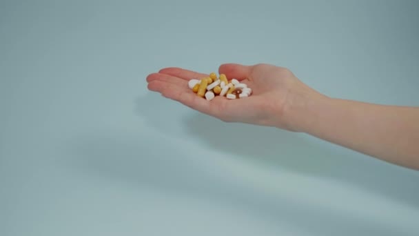 Hand Zeitlupe Verschiedene Pillen Als Hintergrund Medizinischer Tabletten — Stockvideo