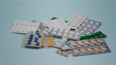 Hasta Hasta, Hap Arıyor. Kadınlar, Mavi Masada Kabarcık Paketleri