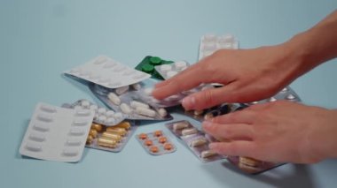 Hasta Hasta, Hap Arıyor. Kadınlar, kabarcık paketleri, Mavi Masa, çeşitli şekil ve renklerde tabletler ve kapsüller