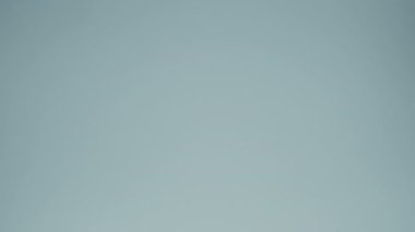 Mavi masaya çeşitli şekil ve renklerden haplar, tabletler ve kapsüller döküldü.