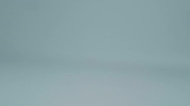 Mavi masaya çeşitli şekil ve renklerde haplar ve kapsüller döküldü.