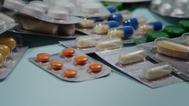Paciente Doente Toma Comprimidos Embalagens Bolhas Mesa Azul Coloque Mesa — Vídeo de Stock