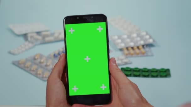 Ręce Kobiet Pomocą Smartfona Zielony Ekran Tabletki Medyczne Blistry Niebieskim — Wideo stockowe