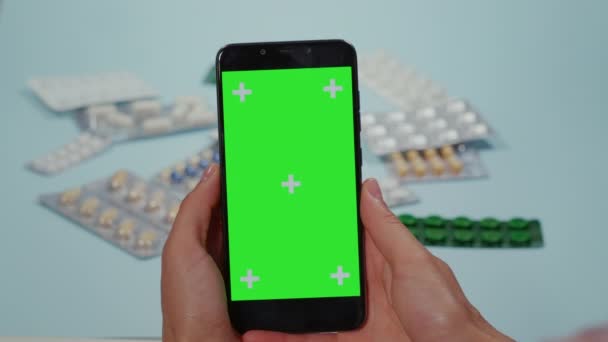 Donne Mano Utilizzando Smart Phone Schermo Verde Pillole Mediche Blister — Video Stock