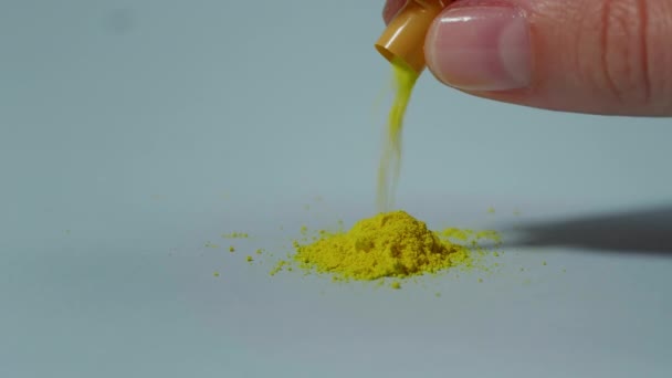 Una Mujer Vertió Una Cápsula Médica Amarilla Con Polvo Amarillo — Vídeo de stock