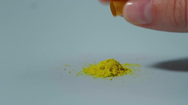 Eine Frau Goss Eine Gelbe Medizinische Kapsel Mit Gelbem Pulver — Stockvideo