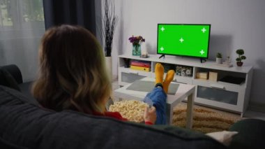 Yeşil Ekran Krom Anahtar Televizyonu. Akşam televizyon seyreden bir kadın..