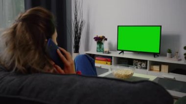 Telefonda Konuşan Kadın ve Yeşil Ekran İzleyen Kadın. Telefon Sohbeti Film Zamanı Spor Maçı, Haberler, Akşamları Sitcom TV Şovu.