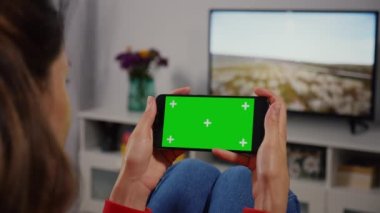 Uzayı Kopyalamak için Akıllı Telefon Kullanan Kadın Krom Anahtarı Moklavyesini Kapat. Kaydırma Hareketleri. Cihazı izleyen kız yeşil ekran ve dokunmatik ekran.