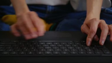 Evde dizüstü bilgisayarda yazan bir kadın. Dizüstü bilgisayara yazı yazan kadın ellerini kapat Freelancer, Project, Writing, Communication, Digital, Student. Geç saate kadar çalışma.