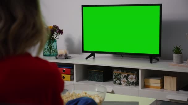 绿色荧幕电视关闭 坐在沙发上看电视的模特肩膀后面被枪击中 — 图库视频影像