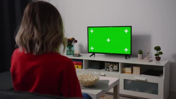 Μια Γυναίκα Που Βλέπει Τηλεόραση Τρώει Ποπκόρν Πράσινο Κλειδί Chroma — Αρχείο Βίντεο